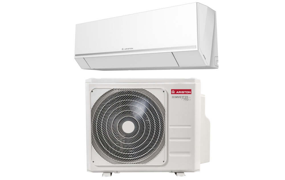 Na obrazie widoczny jest biały klimatyzator typu split z jednostką wewnętrzną i zewnętrzną. Na jednostce zewnętrznej znajduje się logo \'ARISTON\'.