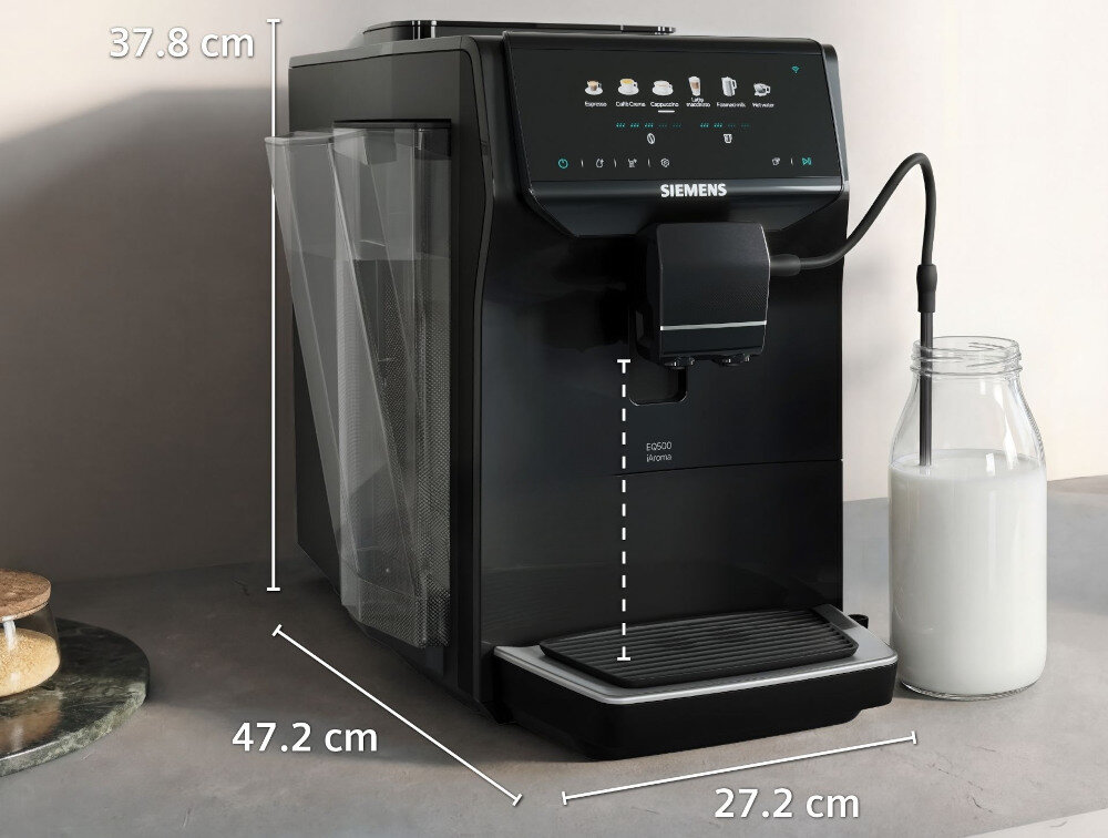 Czarny ekspres do kawy z logo \'SIEMENS\' na przednim panelu, obok którego stoi szklana butelka z mlekiem. Wymiary ekspresu to 37.8 cm wysokości, 47.2 cm głębokości i 27.2 cm szerokości.
