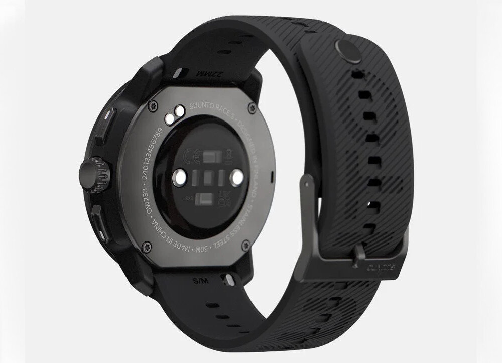 Czarny smartwatch z okrągłą tarczą i silikonowym paskiem. Na odwrocie widoczny jest napis: \'SUUNTO RACE S\', oraz informacje o wodoodporności i materiale wykonania.