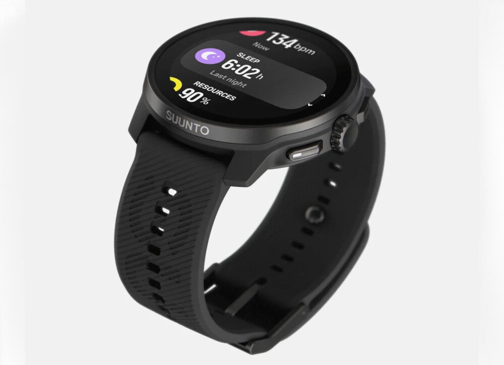 Czarny smartwatch z okrągłym wyświetlaczem, na którym widoczne są informacje: \'134 bpm\', \'SLEEP 6:02 h Last Night\', \'RESOURCES 90%\'. Na obudowie zegarka znajduje się logo \'SUUNTO\'.