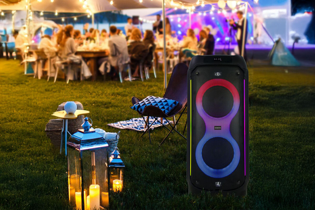 Power Audio MANTA SPK0805B140 PALLAS - Muzyka zawsze z Tobą, power audio stojące na trawie, w tle impreza na świżym powietrzu