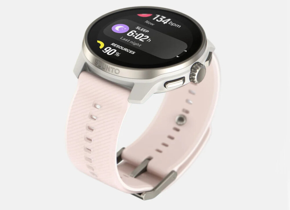 Smartwatch z różowym paskiem i okrągłym wyświetlaczem, na którym widoczne są informacje: \'134 bpm\', \'SLEEP 6:02 h\', \'RESOURCES 90%\'. Na obudowie zegarka znajduje się napis \'SUUNTO\'.