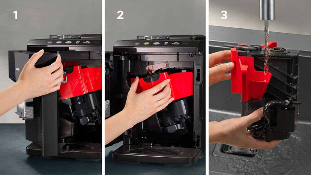 Trzy zdjęcia przedstawiają proces wyjmowania i czyszczenia czerwonego elementu z wnętrza ekspresu do kawy. Na trzecim zdjęciu element jest płukany pod bieżącą wodą.