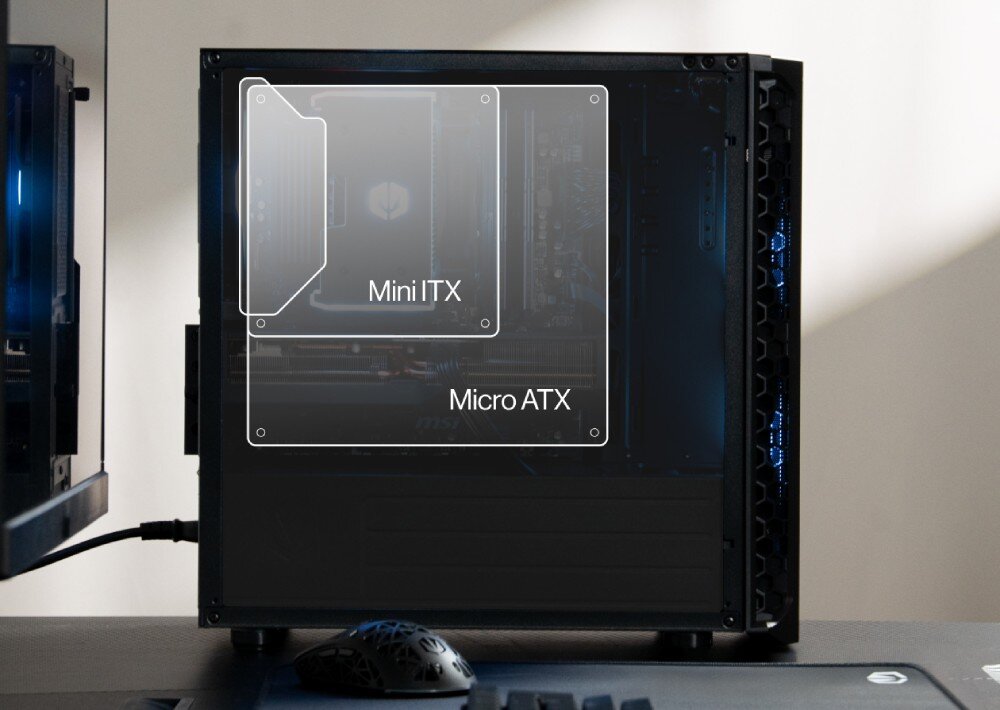Obudowa komputerowa z przezroczystym panelem bocznym, na którym widoczne są oznaczenia \'Mini ITX\' i \'Micro ATX\'. Wewnątrz obudowy widać elementy komputera.