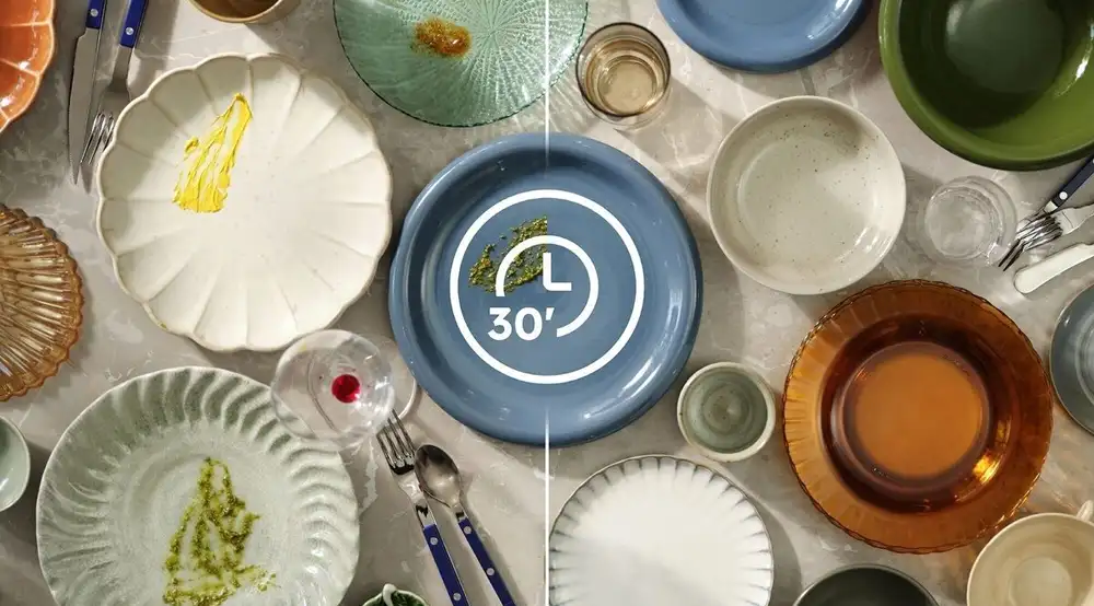 Mężczyzna ubrany na sportowo odkładający butelkę wody do torby