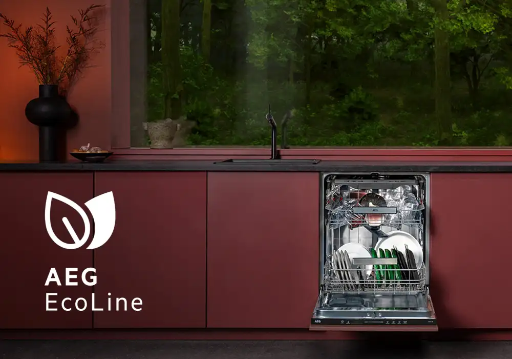 Wnetrze otwartej pralki z fragmentem sukienki o parą.