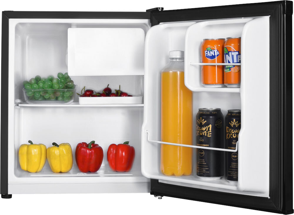 Lodówka GOTZE&JENSEN RB150K 51.5 cm Otwarta lodówka podblatowa wypełniona produktami: papryką, winogronami, czereśniami oraz napojami w puszkach i butelce.