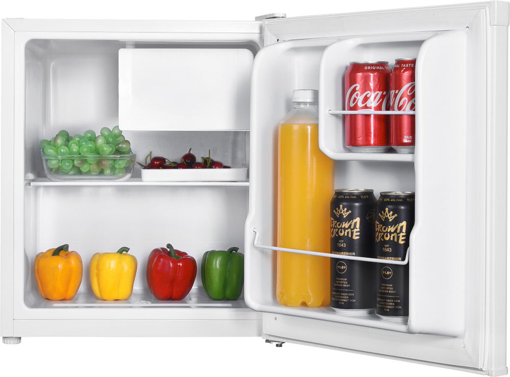 Lodówka GOTZE&JENSEN RB150K 51.5 cm Otwarta lodówka podblatowa wypełniona produktami: papryką, winogronami, czereśniami oraz napojami w puszkach i butelce.