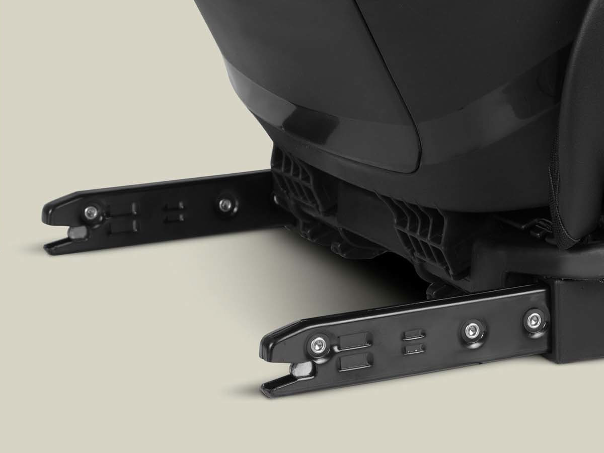NUKIDO Louis i-Size System ISOFIX stabilne i trwałe połączenie z konstrukcją pojazdu redukuje ryzyko przesunięć - zbliżenie na isofix