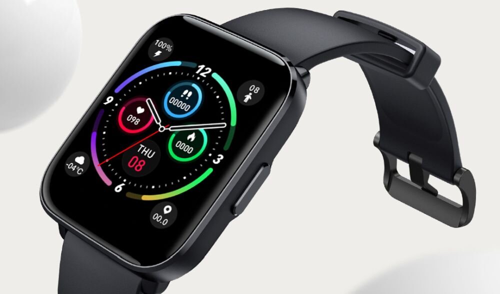 Smartwatch z czarnym paskiem i kolorowym wyświetlaczem, na którym widoczne są różne wskaźniki, takie jak czas, data i liczba kroków. Tło jest jasne, a zegarek ma prostokątną tarczę.