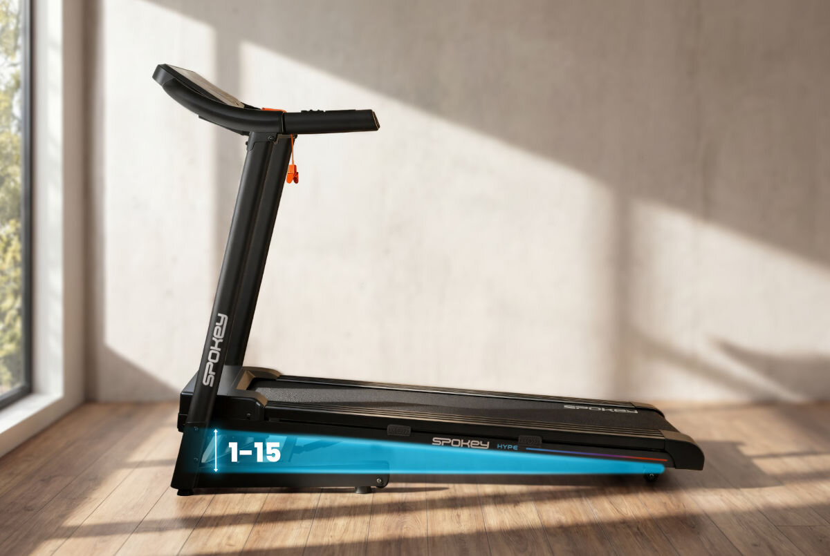 Bieżnia elektryczna z czarnym pasem biegowym i niebieską podstawą, na której widnieje napis \'1-15\' oraz \'SPOKEY Hype\'.