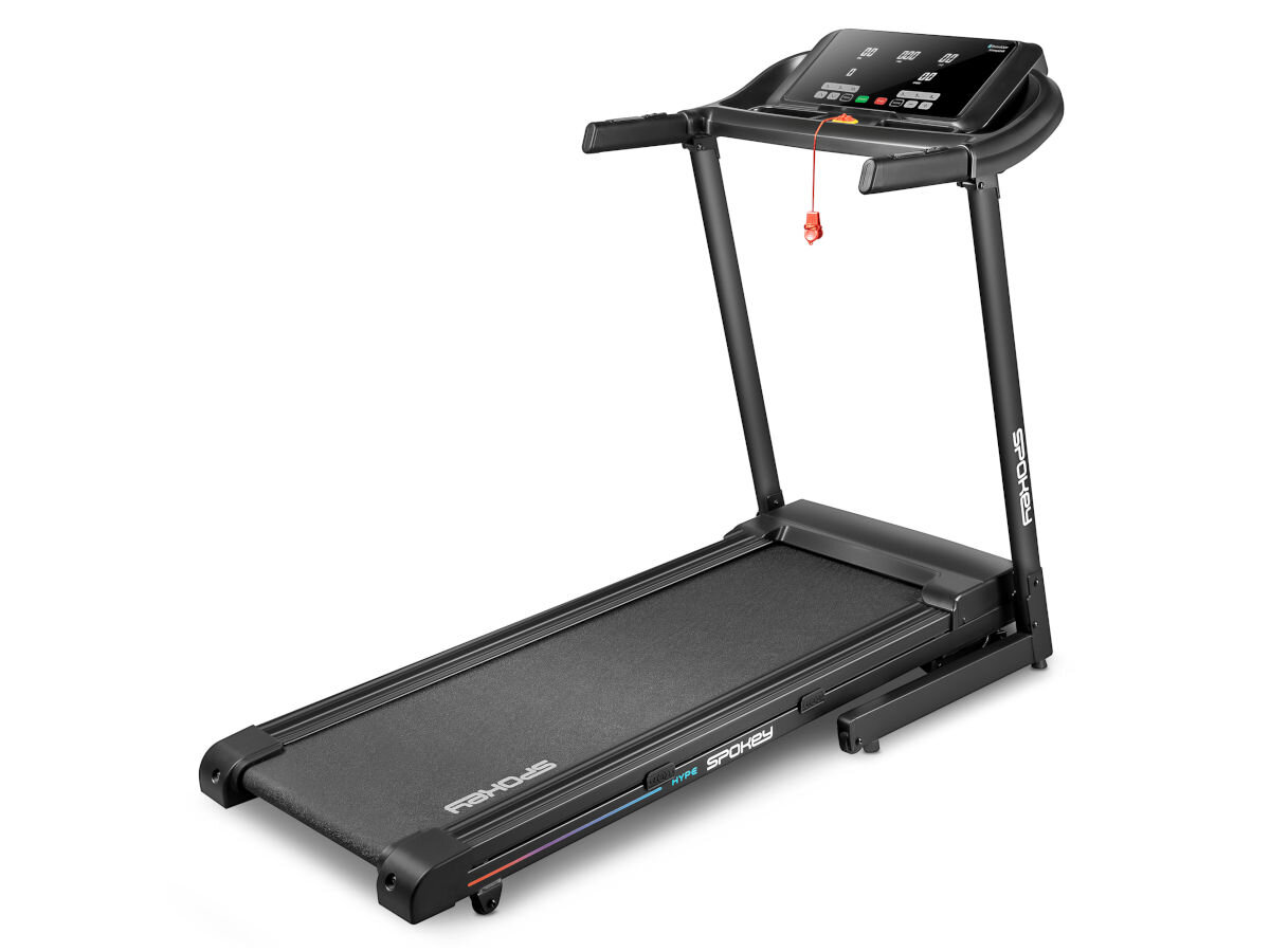 Na zdjęciu znajduje się bieżnia elektryczna z czarną powierzchnią do biegania i panelem sterującym z wyświetlaczem. Na ramie widoczne jest logo \'SPOKEY\'.