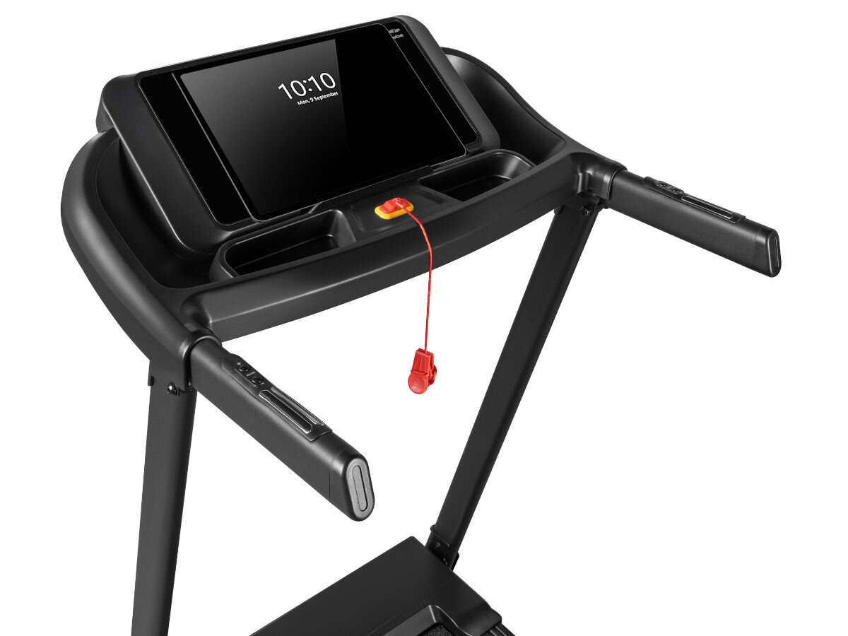 Czarna bieżnia elektryczna z panelem sterującym, na którym widoczny jest ekran z godziną 10:10 i datą \'Monday, 6 September\'. Na panelu znajduje się również czerwony klucz bezpieczeństwa z przypiętym sznurkiem.