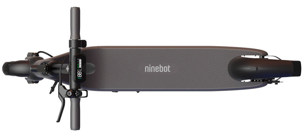 Widok z góry na czarną hulajnogę elektryczną z napisem \'ninebot\' na platformie. Na kierownicy widoczny jest wyświetlacz z cyframi \'88.8\'.