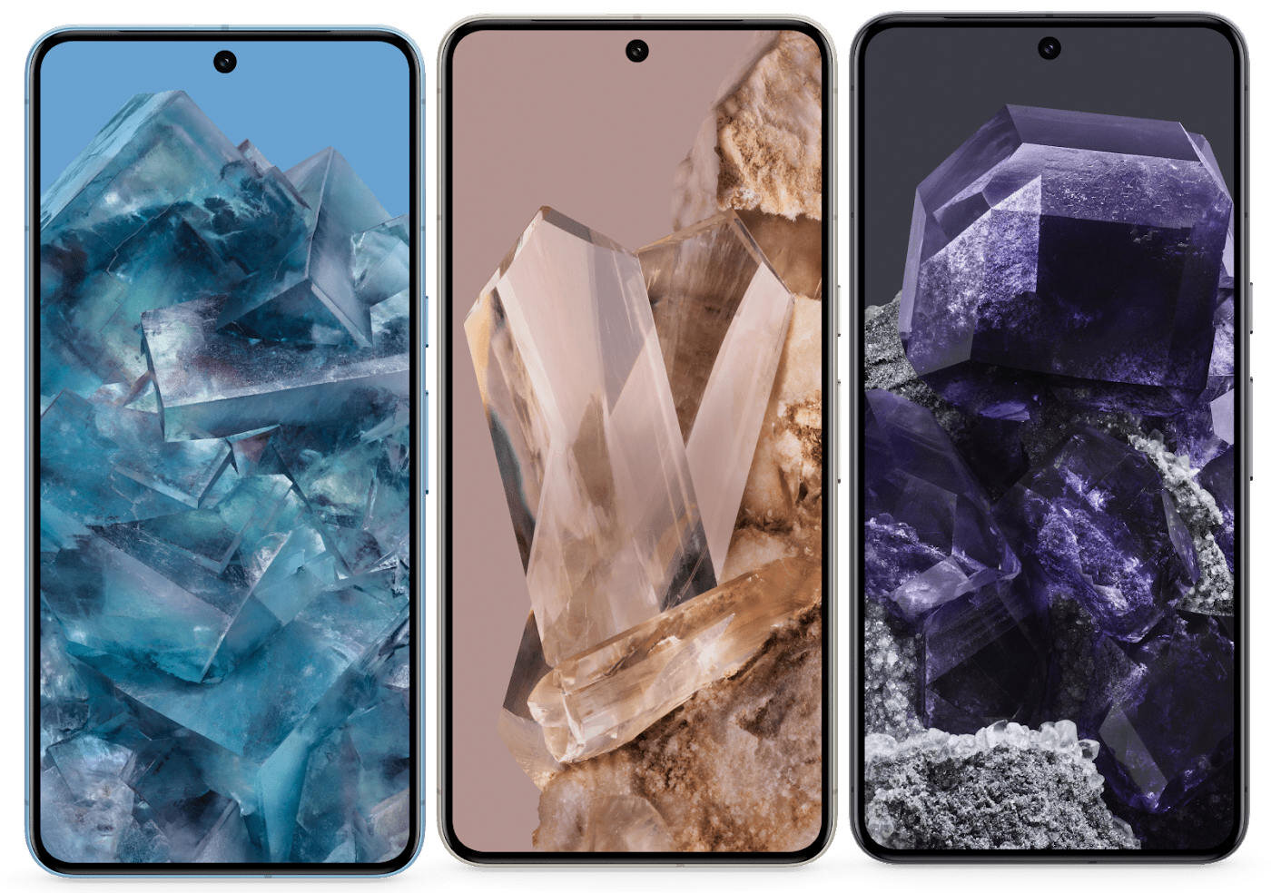 Trzy smartfony z wyświetlonymi różnymi obrazami kryształów na ekranach: niebieskie, przezroczyste i fioletowe. Każdy smartfon ma centralnie umieszczony aparat w górnej części ekranu.