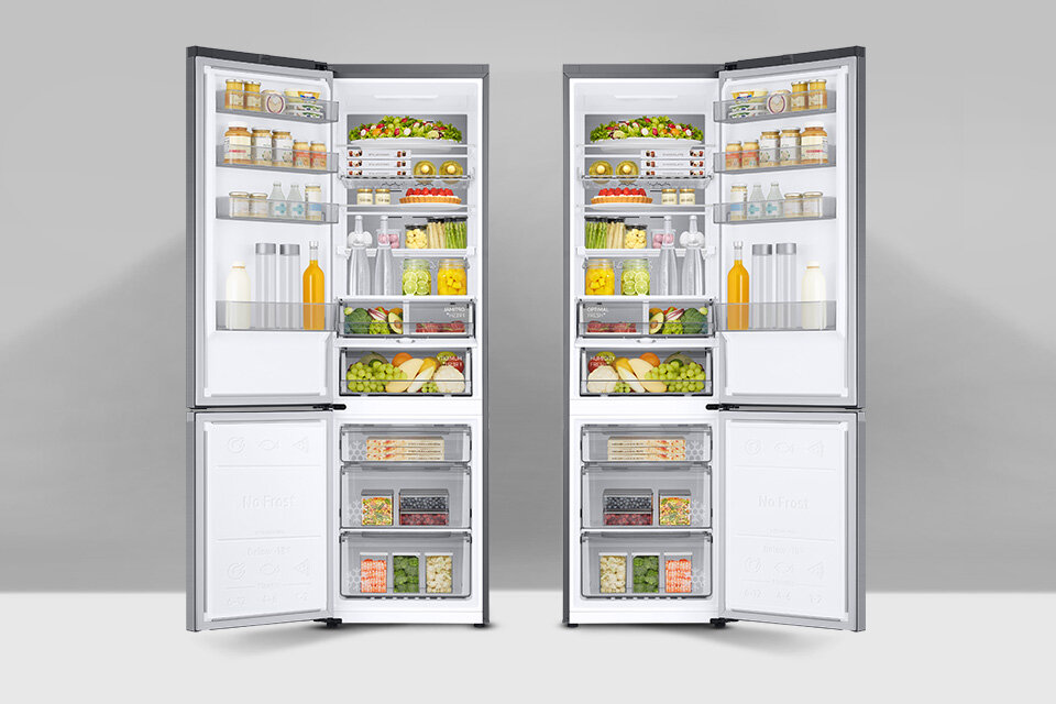 Dwie otwarte lodówki wypełnione różnorodnymi produktami spożywczymi, takimi jak owoce, warzywa, napoje i słoiki. Lodówki mają stalowy kolor i są wyposażone w półki oraz szuflady na produkty.