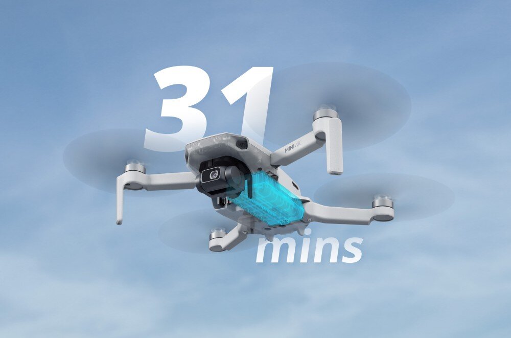 Dron w locie na tle nieba z widocznym napisem \'31 mins\'. Na dronie widoczny jest napis \'Mini 4K\'.