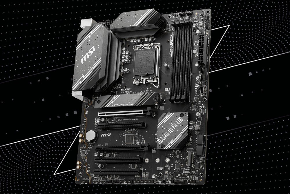 Na obrazie widoczna jest płyta główna z oznaczeniami \'MSI\', \'LIGHTNING GEN 5\', \'B760 GAMING PLUS WIFI\'. Tło jest czarne z białymi wzorami geometrycznymi.