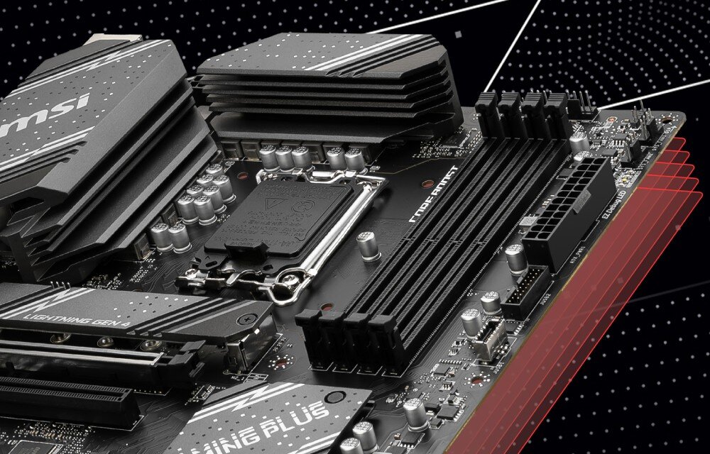 Zdjęcie przedstawia fragment płyty głównej z widocznymi radiatorami, gniazdem procesora i slotami na pamięć RAM. Na płycie widoczne są napisy: \'msi\', \'LIGHTNING GEN 4\', \'CORE BOOST\' oraz \'GAMING PLUS\'.