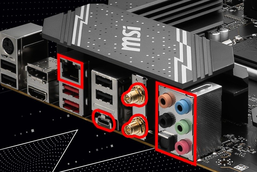 Zdjęcie przedstawia tylny panel płyty głównej z różnymi portami, w tym USB, Ethernet, audio i antenowymi. Na radiatorze widoczne jest logo \'msi\'.