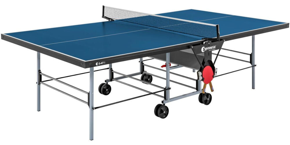Stół do ping ponga z niebieskim blatem i siatką, wyposażony w cztery koła ułatwiające transport. Na boku widoczne jest logo \'Sponeta\' oraz model \'S 3-47 i\'.