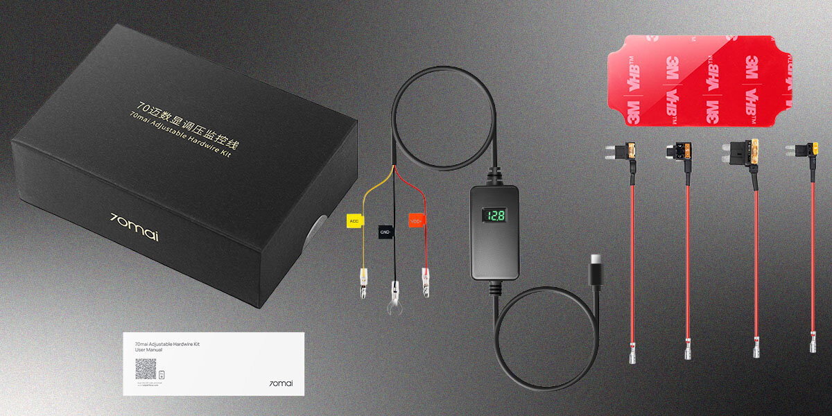 Na obrazie znajduje się czarne pudełko z napisem \'70MAI adjustable hardwire kit\' oraz logo \'70mai\'. Obok widoczny jest zestaw kabli z wtyczkami i wyświetlaczem, a także czerwone elementy z logo \'3M\'.