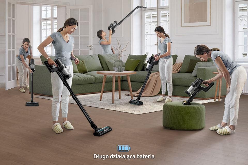 Na obrazie widać kobietę używającą odkurzacza w różnych pozycjach w salonie z zieloną sofą i drewnianą podłogą. Na dole znajduje się ikona baterii z napisem \'Długo działająca bateria\'.