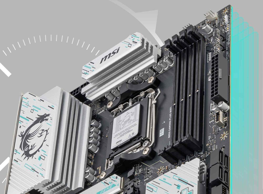 Obraz przedstawia płytę główną z widocznym logo \'msi\' na radiatorze. Na płycie znajdują się gniazda RAM oraz złącza zasilania.