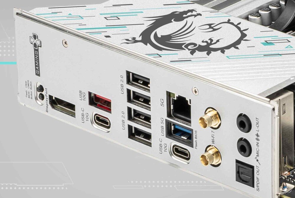 Obraz przedstawia tylny panel płyty głównej z różnymi portami, w tym USB, HDMI i Ethernet. Na panelu widoczne jest logo smoka oraz napis \'GAMING\'.