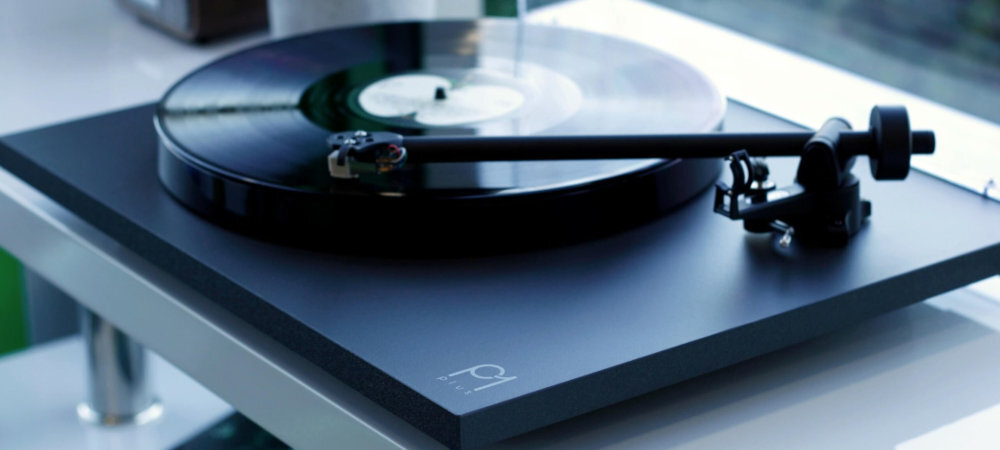 REGA Planar 1 Plus RB110 łożyskach o niskim tarciu Plug & Play Ergonomiczna i sztywna główka