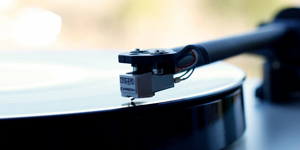 REGA Planar 1 Plus Wkładka ruchomym magnesem Rega Carbon niskim poziomem zniekształceń jakością detali Planar 1 Plus