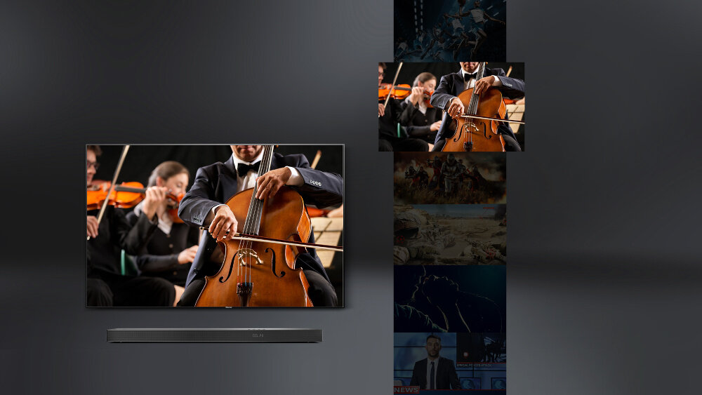 Na obrazie widoczny jest telewizor z wyświetlanym koncertem orkiestry smyczkowej oraz soundbar umieszczony poniżej ekranu. Po prawej stronie znajdują się miniatury różnych scen filmowych.