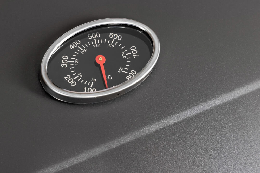 Grill węglowy ACTIVA Angular 11245L 57.5 x 42 cm pokrywa korpus regulowane otwory wentylacyjne kontrolowanie przepływu powietrza dokładne dostosowanie temperatury wewnątrz urządzenia termometr w pokrywie bieżące monitorowanie warunków wewnątrz grilla ułatwienie przygotowania potraw optymalne efekty kulinarne 