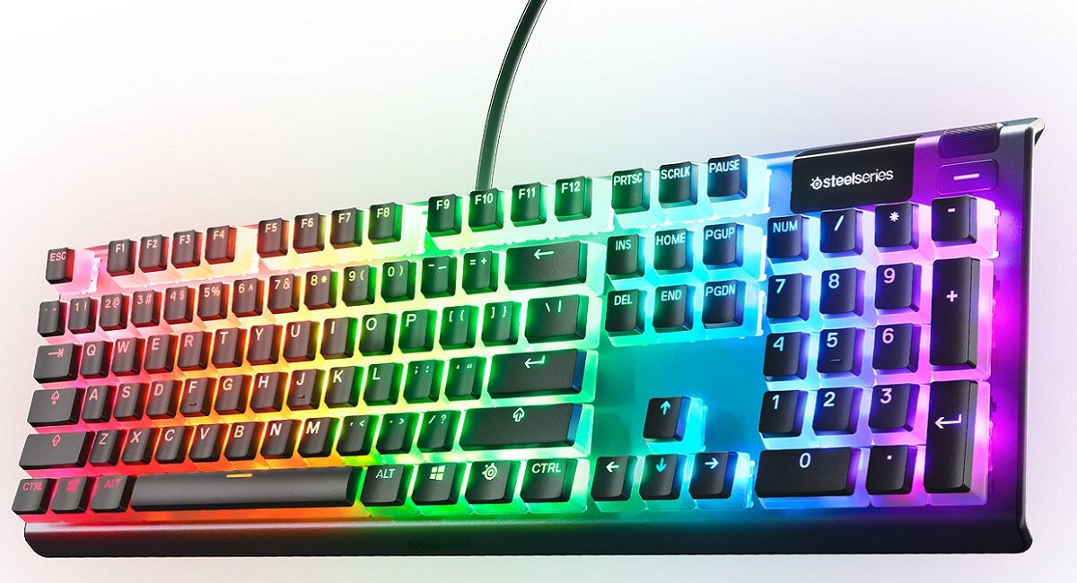 Klawiatura z podświetleniem RGB, z widocznymi klawiszami numerycznymi i funkcyjnymi. Logo \'steelseries\' znajduje się w prawym górnym rogu.