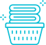 Ikona przedstawia kosz na pranie z ułożonymi na nim ręcznikami. Całość jest w kolorze niebieskim z dodatkowymi gwiazdkami symbolizującymi czystość.