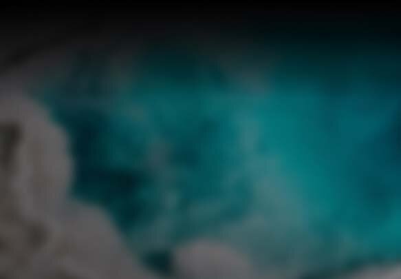 Obraz jest rozmyty, z dominującymi odcieniami niebieskiego i szarości, przypominający wodę lub niebo.