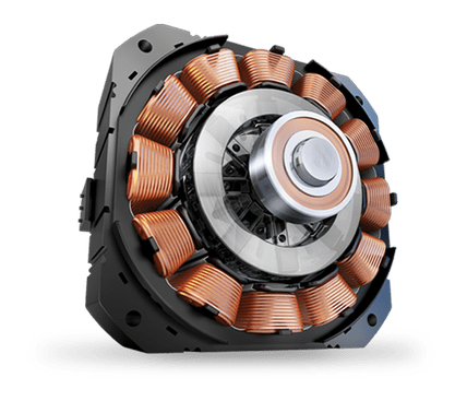 Obraz przedstawia silnik z miedzianymi zwojami umieszczony w czarnej obudowie. Centralna część silnika jest metaliczna i błyszcząca.