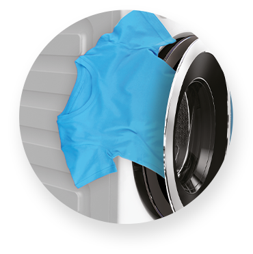 Obraz przedstawia pralkę z otwartymi drzwiami, z której wystaje niebieska koszulka. Wnętrze bębna pralki jest widoczne.