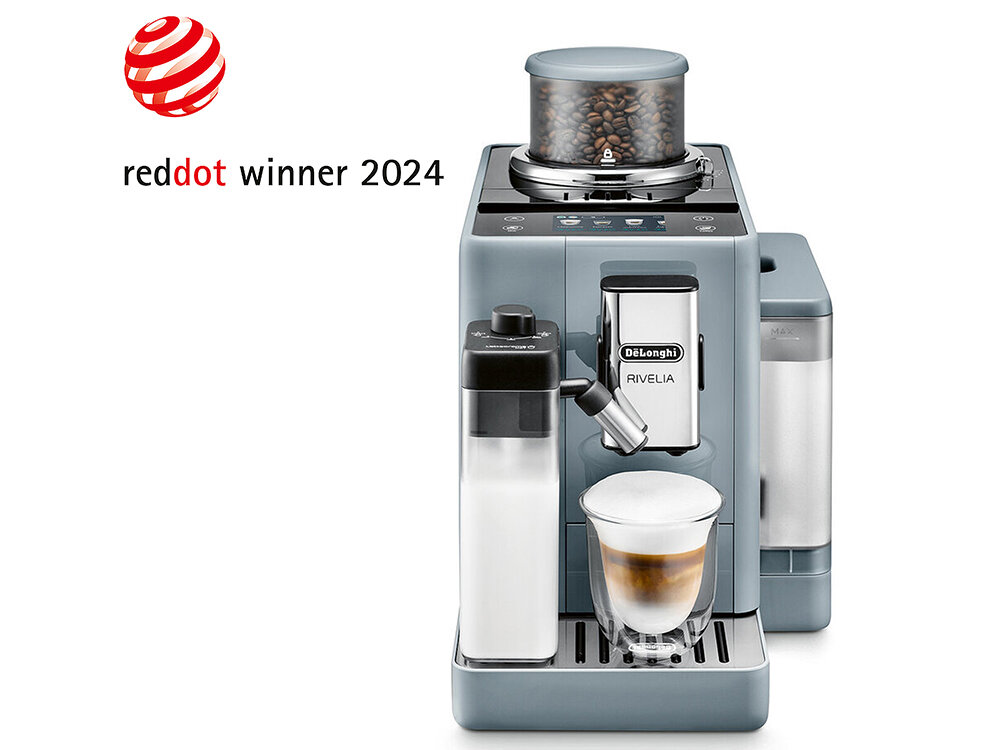Ekspres do kawy z logo DeLonghi Rivelia, z widocznym pojemnikiem na ziarna kawy i szklanką z kawą na tacy. Obok ekspresu znajduje się napis \'reddot winner 2024\'.