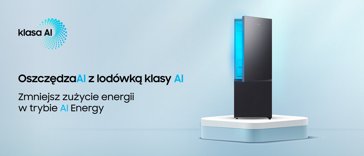 Grafitowa lodówka stoi na białej platformie, z niebieskim podświetleniem wnętrza. Tekst na obrazie: \'klasa AI Oszczędzaj z lodówką klasy AI Zmniejsz zużycie energii w trybie AI Energy\'.