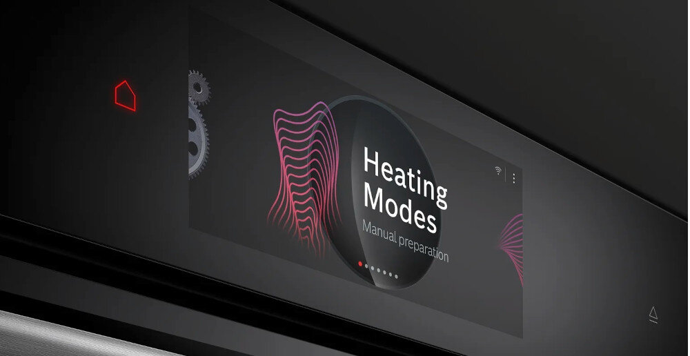 Wyświetlacz piekarnika pokazuje tekst \'Heating Modes Manual preparation\' z graficznymi falami w tle. Obok widoczne jest czerwone logo w kształcie domu.
