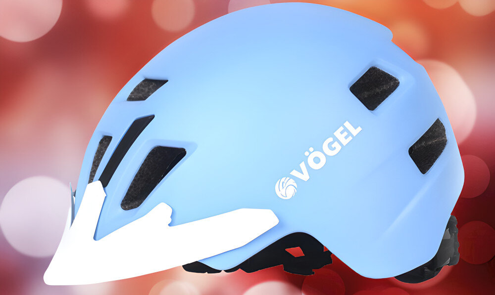 Niebieski kask z białym logo \'VÖGEL\' na boku, posiada kilka otworów wentylacyjnych. Tło jest rozmyte, w odcieniach czerwieni i różu.