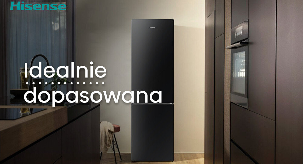 Czarna lodówka w kuchni z ciemnymi szafkami, obok której widoczny jest napis \'Idealnie dopasowana\'. W lewym górnym rogu znajduje się logo \'Hisense\'.