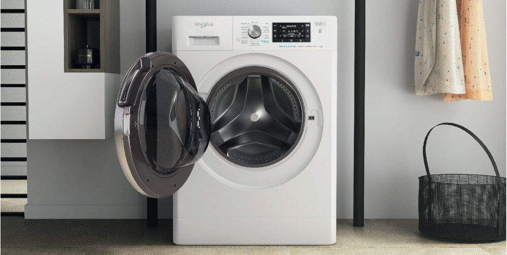 Pralka w kolorze białym z otwartymi drzwiami, na panelu widoczne są przyciski i pokrętło. Na górze znajduje się logo \'Whirlpool\'.