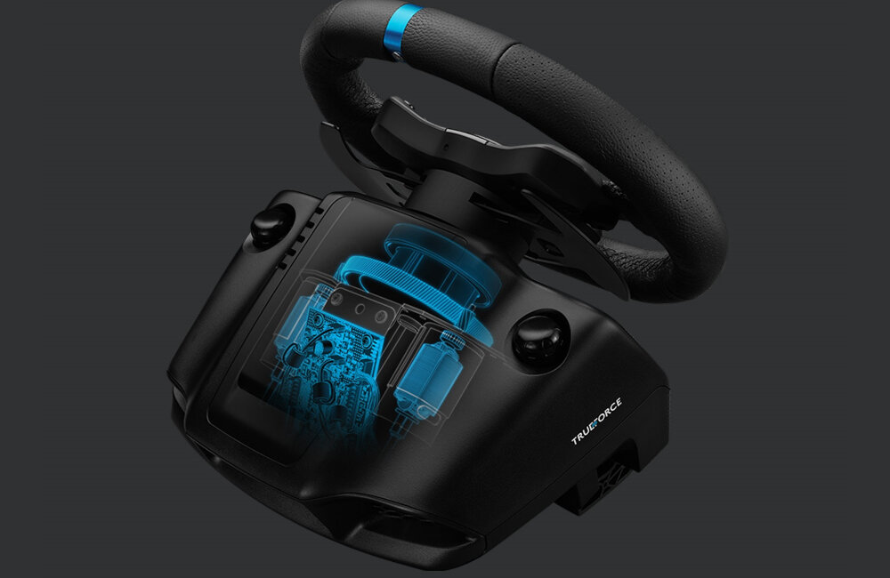 Czarna kierownica z niebieskim akcentem i przezroczystym widokiem na wewnętrzny mechanizm. Na obudowie widoczny jest napis \'TRUEFORCE\'.