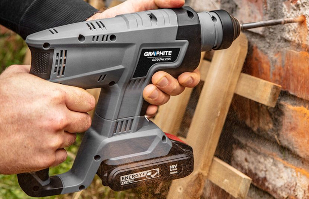 Młotowiertarka GRAPHITE 58G027 uchwyt typu CLICK rękojeść powleczona antypoślizgowym materiałem płynna regulacja obrotów oświetlenie LED rękojeść boczna większa kontrola nad narzędziem podczas pracy