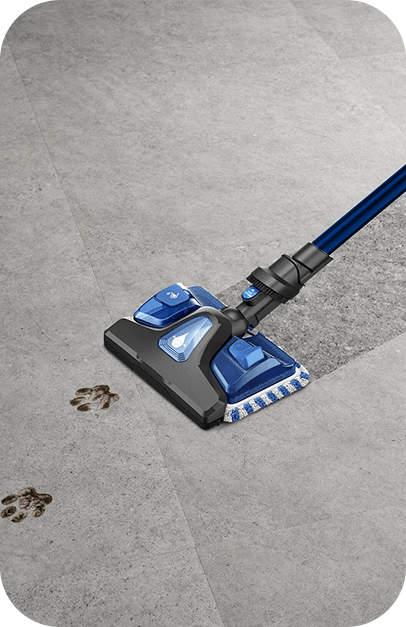 Na obrazie widoczna jest niebieska głowica odkurzacza z mopem, czyszcząca podłogę z odcisków łap. Głowica ma dwa niebieskie zbiorniki i biało-niebieską nakładkę czyszczącą.
