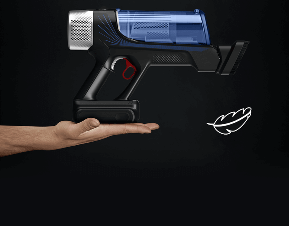 Na obrazie widoczny jest odkurzacz ręczny z niebieskim pojemnikiem na kurz, trzymany na dłoni. Obok znajduje się biały symbol liścia na czarnym tle.