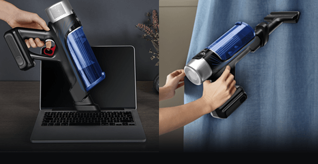 Na obrazie widoczny jest odkurzacz ręczny z niebieskim pojemnikiem, używany do czyszczenia laptopa i zasłony. W tle znajduje się ciemne biurko i niebieska zasłona.