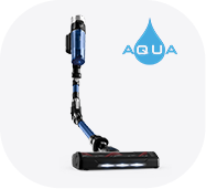 Odkurzacz w kolorze niebieskim z elastyczną rurą i podświetlaną szczotką. Obok widoczna jest ikona z napisem \'AQUA\'.